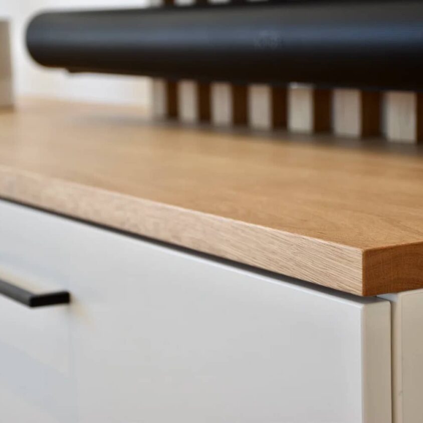 Meuble TV sur mesure blanc avec claustra bois détail meuble bas