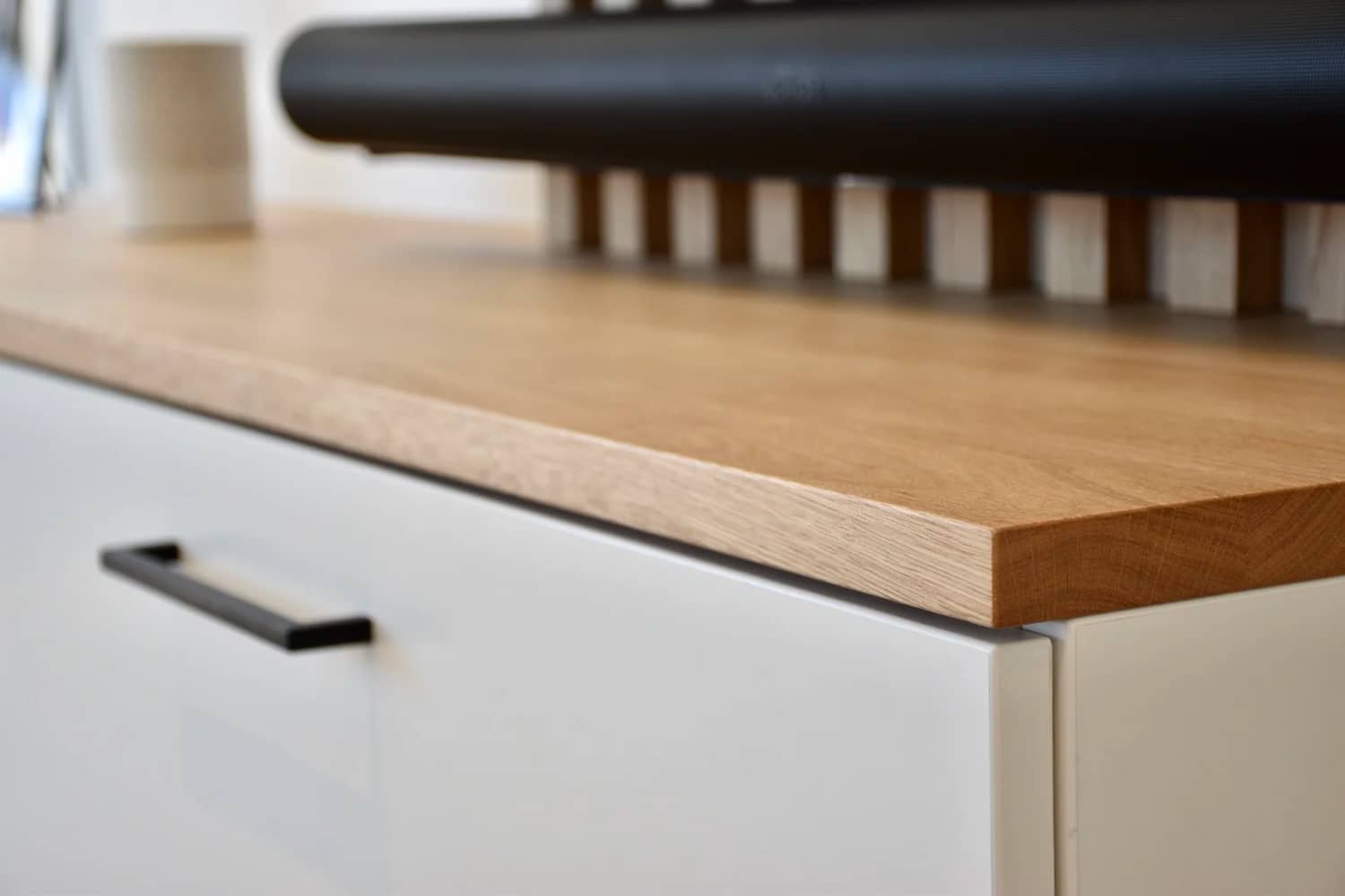 Meuble TV sur mesure blanc avec claustra bois détail meuble bas