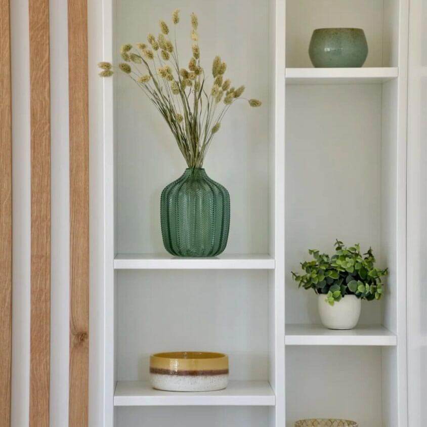 Meuble TV sur mesure blanc avec claustra bois détail étagère déco