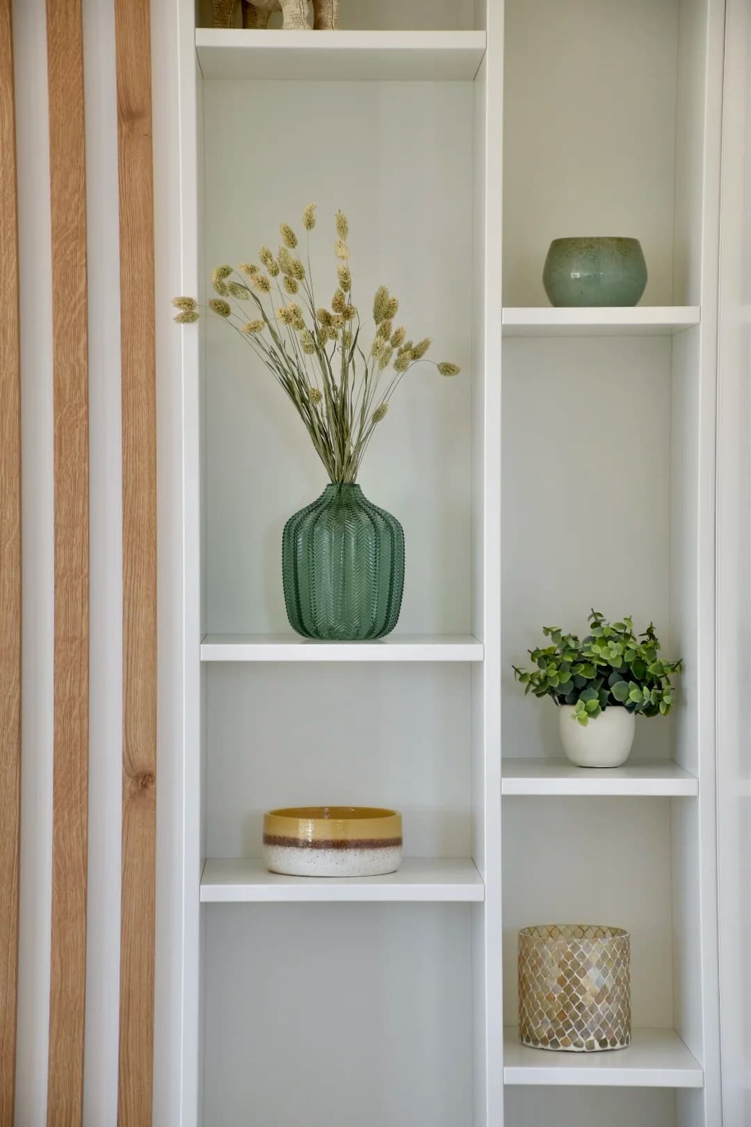 Meuble TV sur mesure blanc avec claustra bois détail étagère