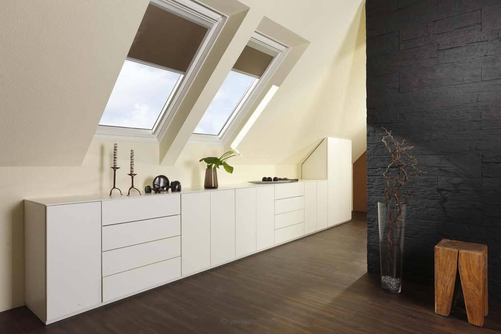 Placards blancs sur mesure dans une salle de bain