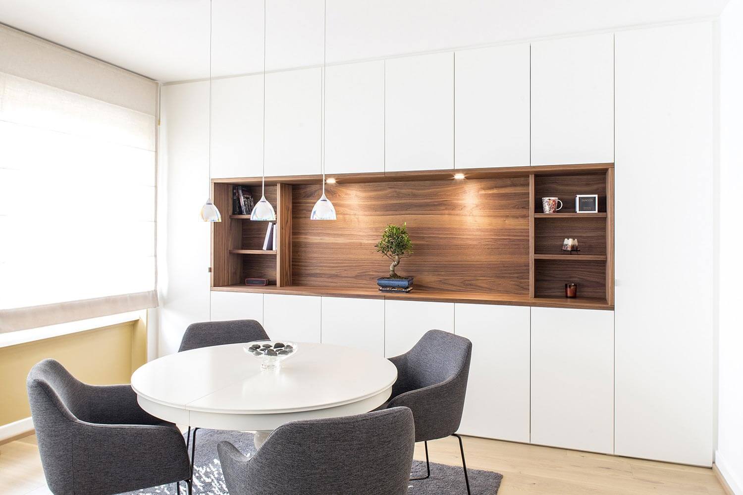 Placard élégant dans un salon avec niches sur mesure