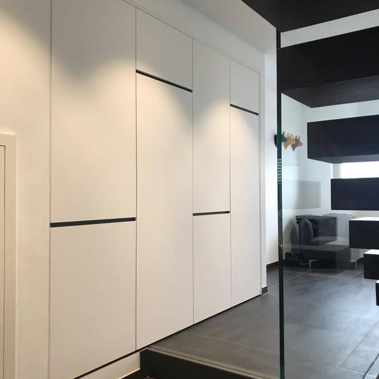 Placard d'entrée blanc sur mesure sans poignées