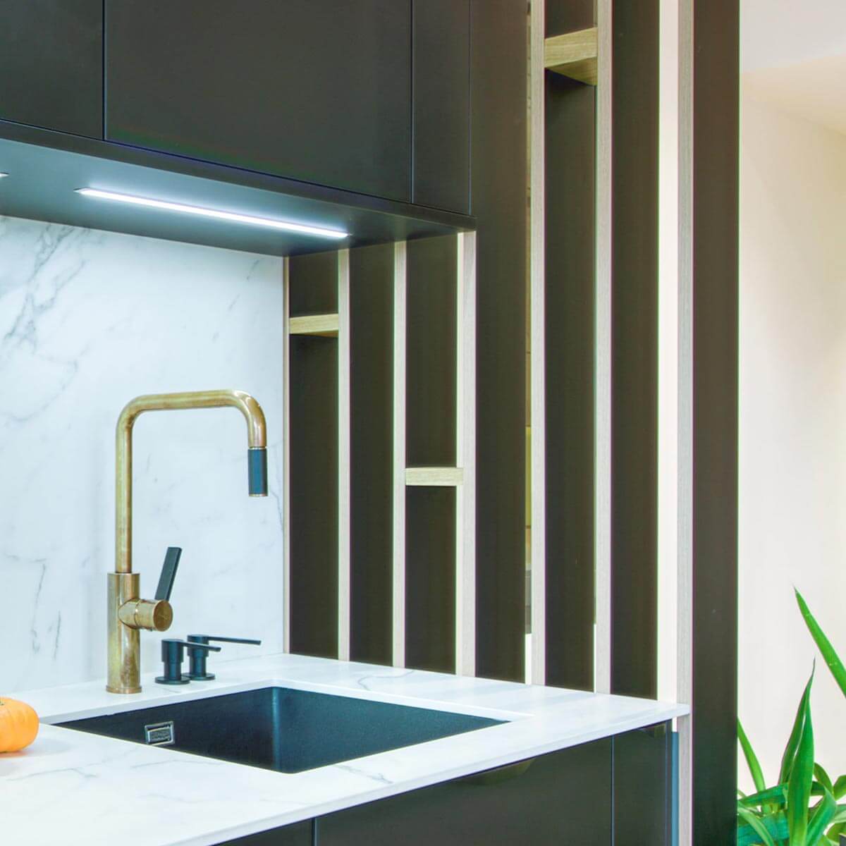 Séparation de pièce avec un claustra dans une cuisine pour délimiter