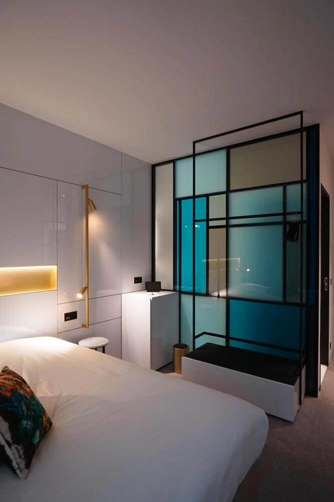 Séparation de pièce avec verrière colorée