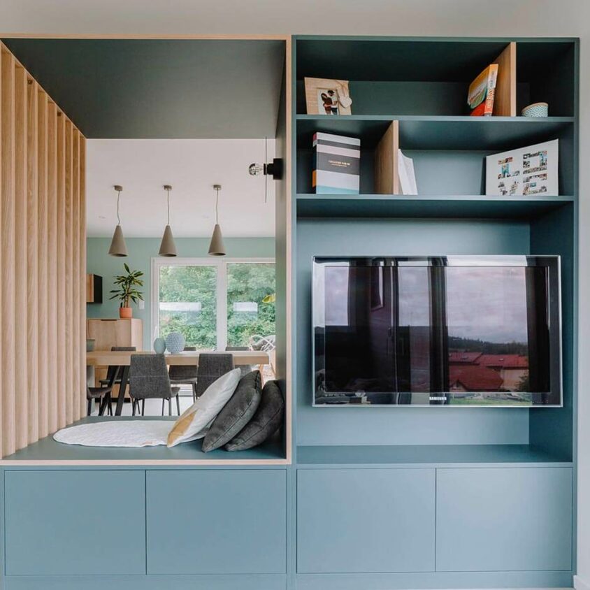 Séparation de pièce avec un meuble TV agrémenté d'un claustra dans une cuisine ouverte sur salon