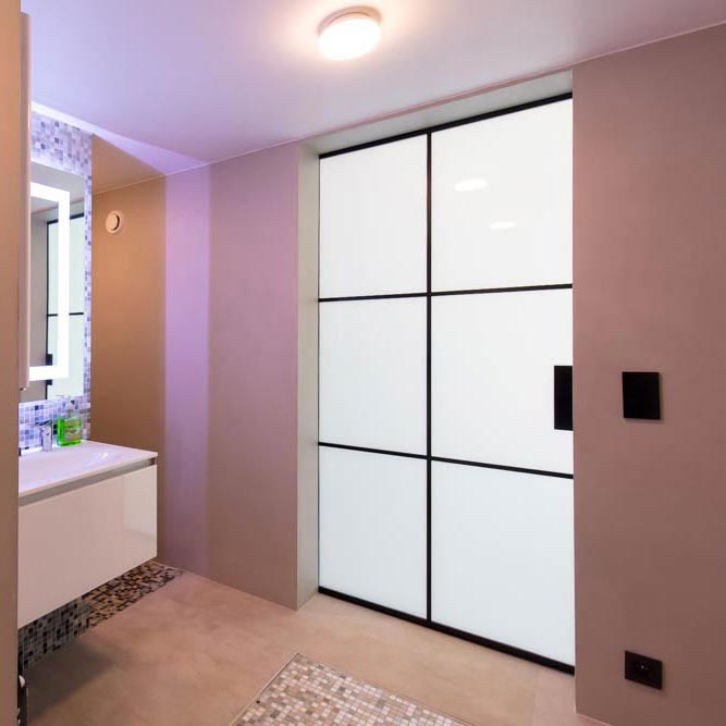 Verrière sur mesure dans une salle de bain