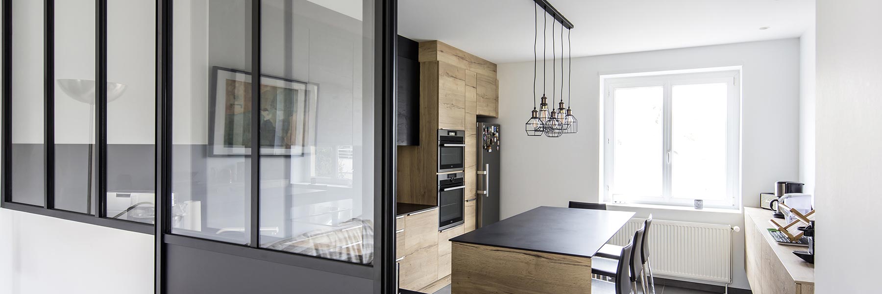 Verrière sur mesure qui sépare la cuisine du salon dans un style atelier noir