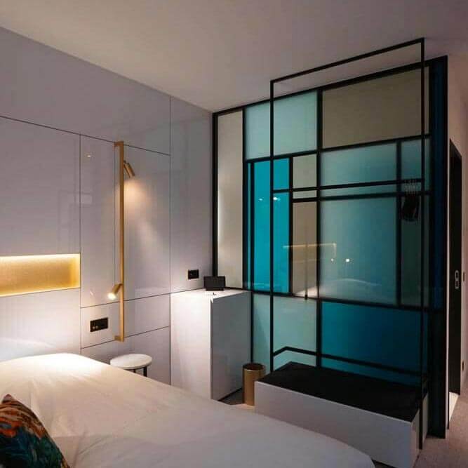 Verrière sur mesure colorée dans une chambre