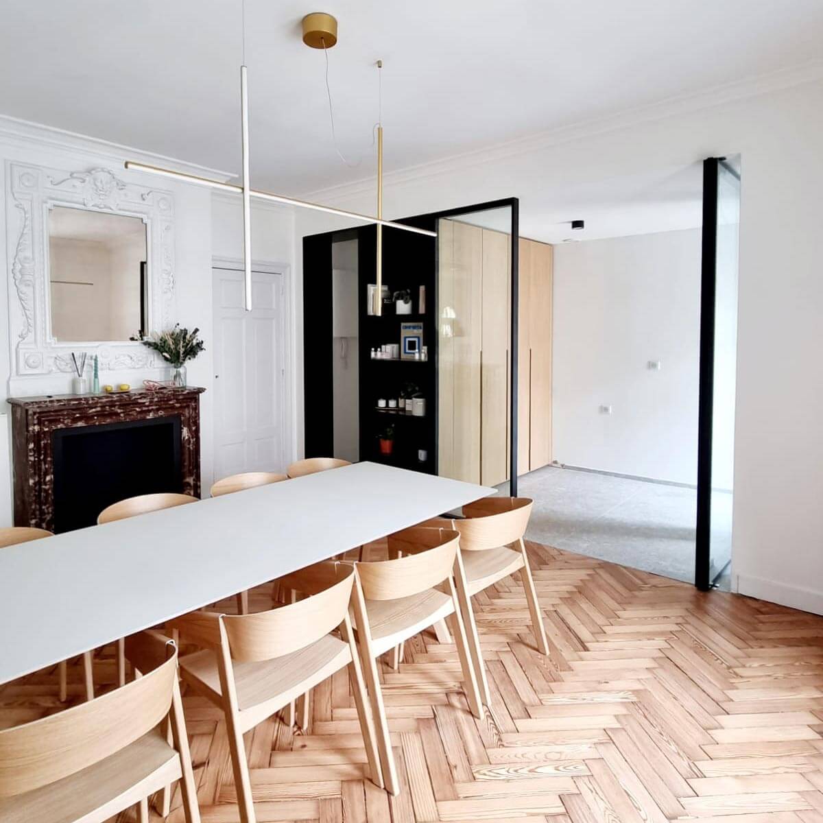 Verrière design sur mesure noire dans un salon