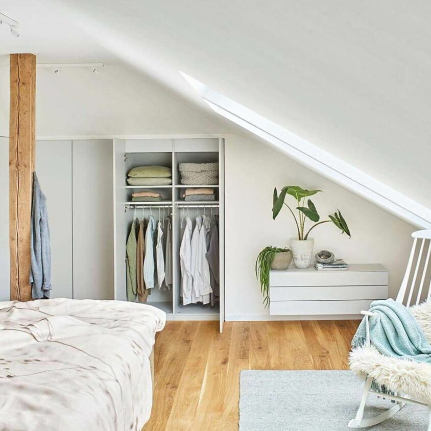 Aménagement sous pente d'un dressing à portes battantes